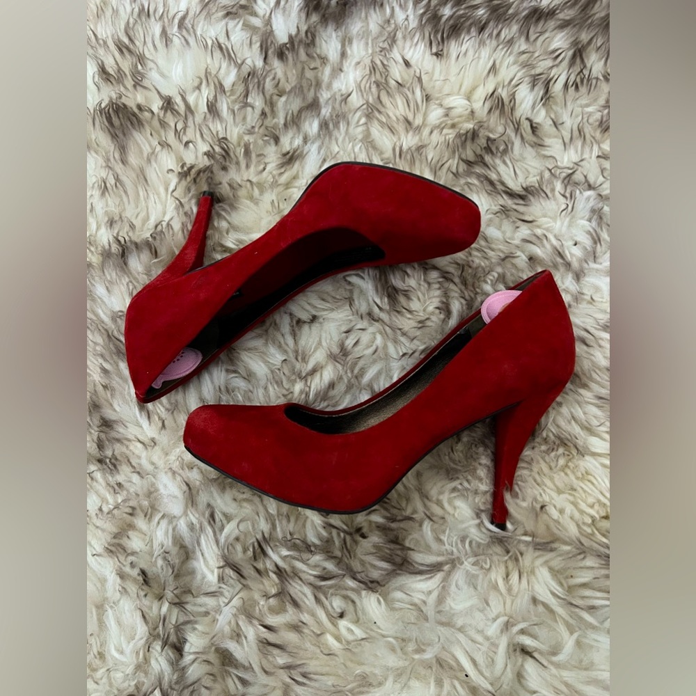 BRAND NEW BANANA REPUBLIC (MADMEN COLLECTION) SUEDE HEELS
